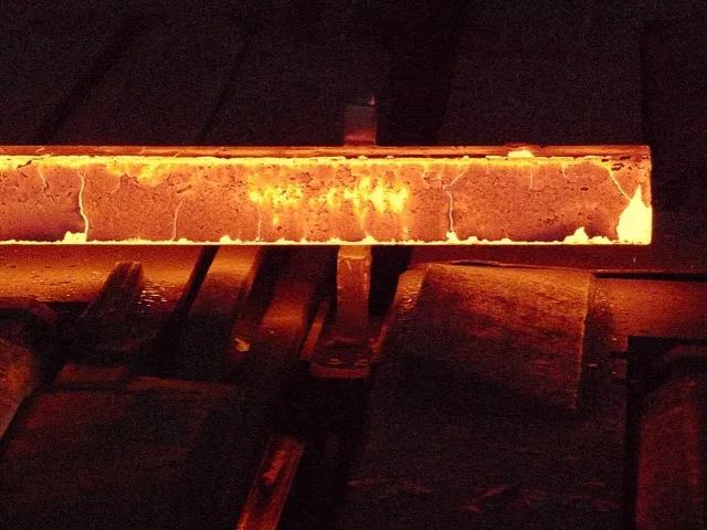 Hengersor berendezései a kohászati üzem csarnokában